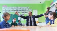 Du temps où il était 1er Ministre Edouard Philippe avait gagné une partie de dominos contre de jeunes élèves