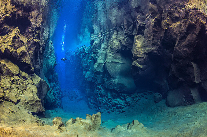 A gauche, la plaque tectonique de l?Amérique et à droite celle de l?Eurasie .Cette faille est située parc de Thingvellir, au nord de l'Islande.