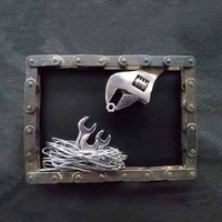 Une maman outil qui nourrit ses petits 