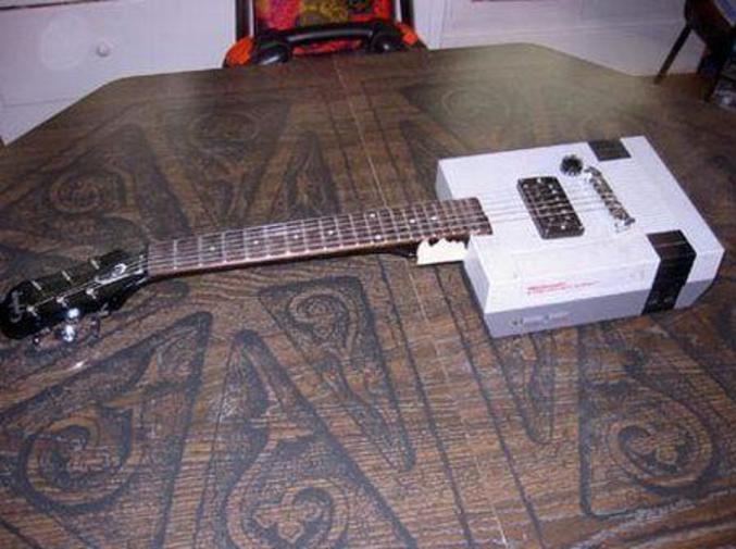 Une guitare construite à partir de la NES de Nintendo.