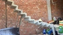 Un escalier en construction... mais déjà faible des reins.