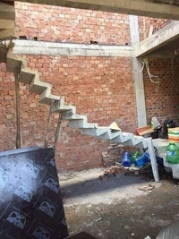 Un escalier en construction... mais déjà faible des reins.