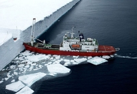 Antarctique: un navire ravitailleur vient littéralement se scotcher à l'inlandsis