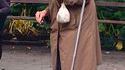 Une grand-mère nourrit originalement un écureuil