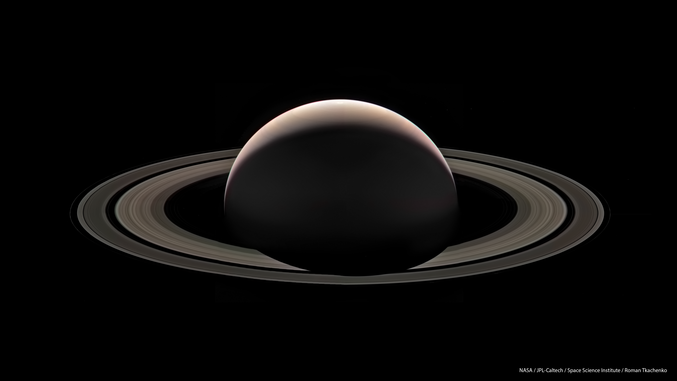 Assemblage de photos prises par la sonde spatiale Cassini, c'est un angle de vue qu'on ne peut pas avoir depuis la planète Terre.

La sonde Cassini avait pour but d'étudier la planète Saturne et ses satellites, et acheva sa mission dans un dernier plongeon vers les anneaux de la planète géante, en septembre 2017.
Lors de son périple spatial de 12 ans, elle aura cumulé :
- 2, 4 millions de commandes exécutées
- 599 Go de données scientifiques collectées
- 10 lunes découvertes
- 157 survols rapprochés des lunes de Saturne
- 27 nations réunies dans un même projet
- 3,5 milliards de kilomètres parcourus
- 3 616 articles scientifiques publiés à son sujet 
- 243 orbites complètes
- 379 300 images prises.

Crédits : NASA / JPL-Caltech / Space Science Institute / Roman Tkachenko