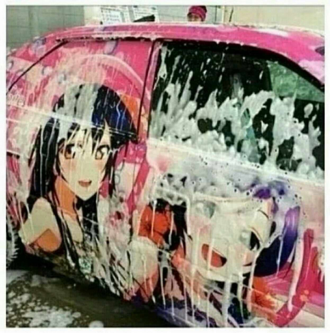quand une voiture décorée façon anime va au lavage il y a un petit côté hentai, non ?