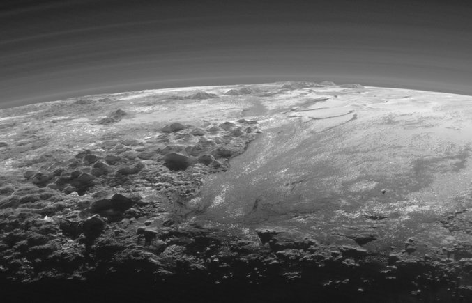 Une des toutes dernières images de Pluton que l'on ait reçues de New Horizons (qui continue à transmettre petit à petit toutes les données du survol).
La chaîne de montagnes est "Norgay Montes", hautes de 3.4 km, et dont les "roches" sont probablement de la glace d'eau. Sur la droite se trouve la plaine "Sputnik Planum", couverte de glaces d'azote, d'ammoniaque et de monoxyde de carbone.
Plusieurs couches de brumes peuvent être vues dans l'atmosphère au-dessus.