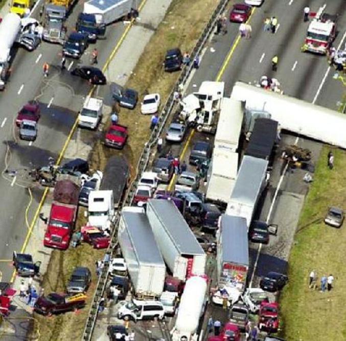 Une vue aérienne d'un accident impliquant un certain nombre de véhicules.