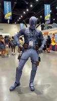 Poser avec un cosplayeur 