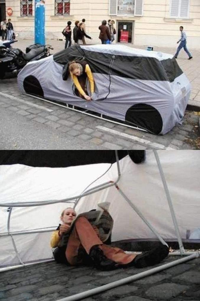 Une tente de la forme d'une voiture.