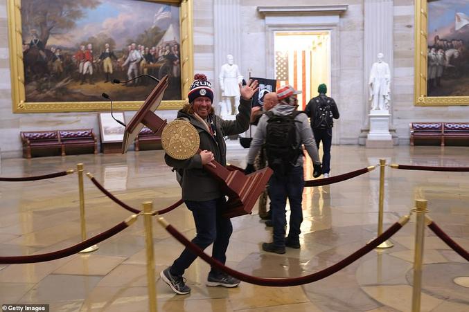 ... ça commence bien ! ^^"
Les pro-Trump au Capitol...
"A protester walks through Congress carrying Nancy Pelosi's lectern after storming the Capitol"

https://www.dailymail.co.uk/news/article-9119427/Mike-Pence-REFUSES-follow-Donald-Trumps-demand-overturn-Joe-Bidens-victory.html