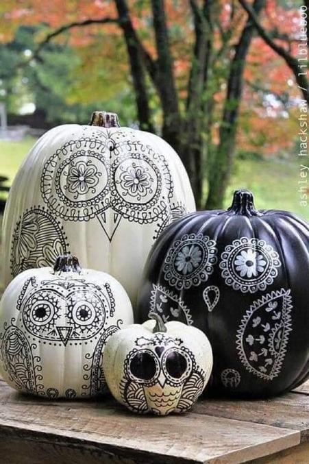 Par Ashley Hackshaw aka lil blue boo

https://www.lilblueboo.com/2014/10/how-to-make-sharpie-owl-pumpkins.html
