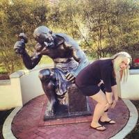 C’était sûrement ça la vision de l’artiste.