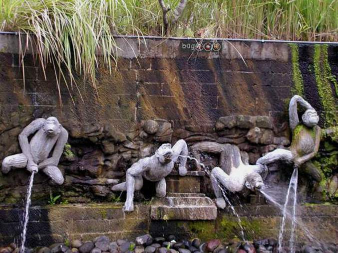 Une fontaine qui met en scène des singes dans de drôles de position.