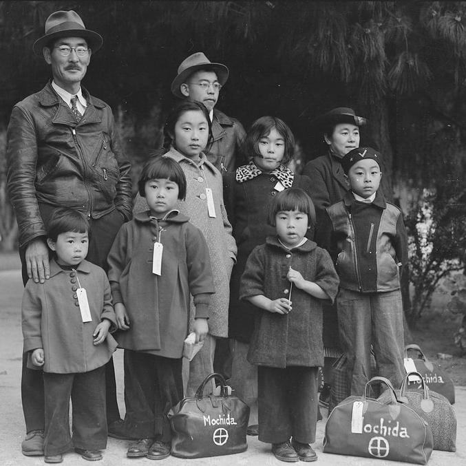 1942 : La famille Mochida prête à partir pour un camp de regroupement pour américains d'origine japonaise