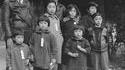 1942 : La famille Mochida prête à partir pour un camp de regroupement pour américains d'origine japonaise
