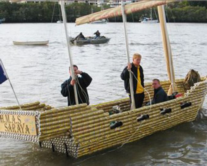 Un bateau fait de canettes de bières et il flotte!