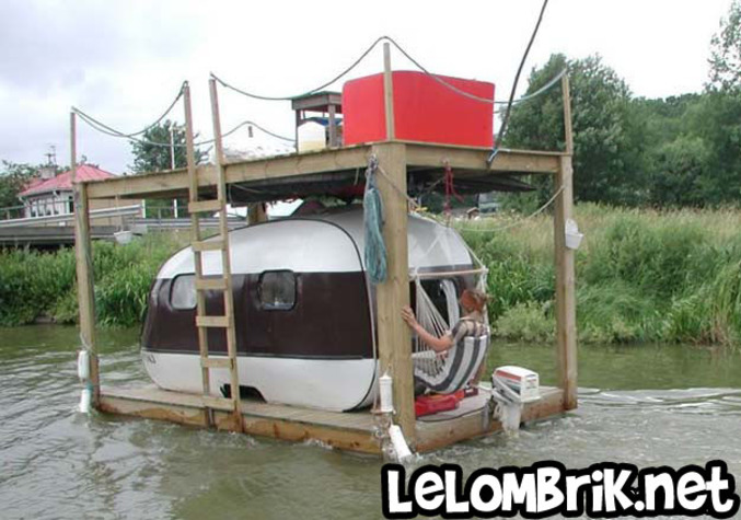 Une caravane flottante pour les vacances.