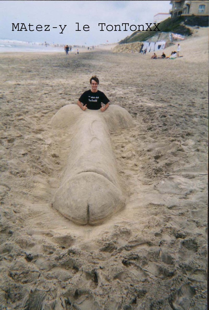 Un garçon s'est bâti un sexe en sable sur la plage
