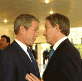 Bush avec Tony Blair a ses pieds