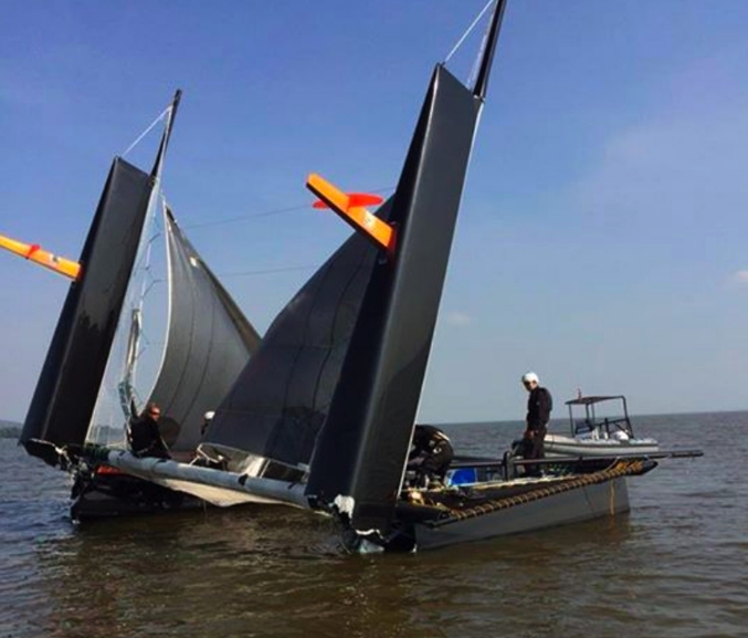 Le catamaran de 35 pieds de l'équipe hongrois Fifty Fifty a cassé net alors qu'il était en phase de test pour la course European Lake races. Personne n'a été blessé.