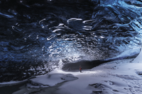 Sous un glacier islandais