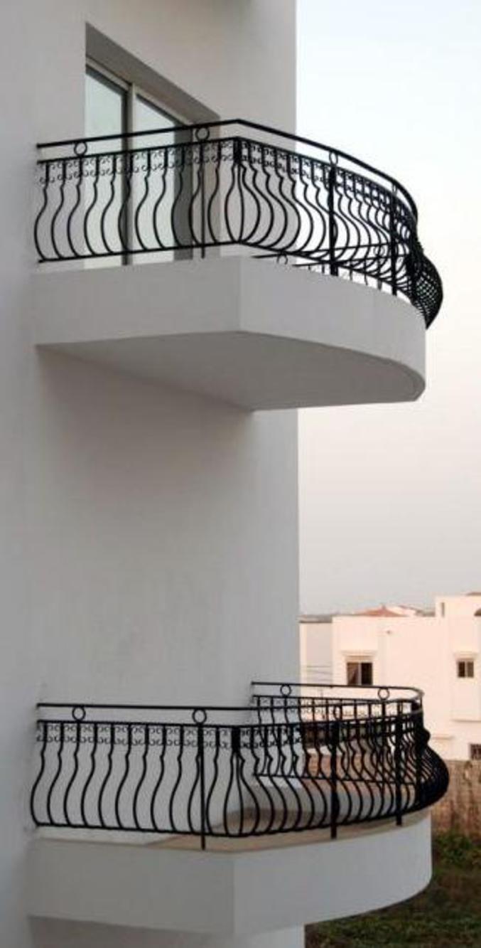 Un balcon inutile dans un immeuble.