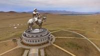 Statue équestre gigantesque de Gengis Kan dans un parc national mongol