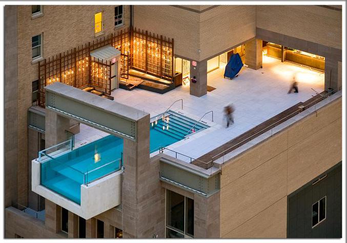 Une piscine qui fait également balcon.