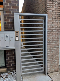 Tant de sécurité alors qu'il te suffit de savoir grimper à l'échelle.