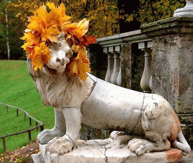 Une statue de lion décorée.