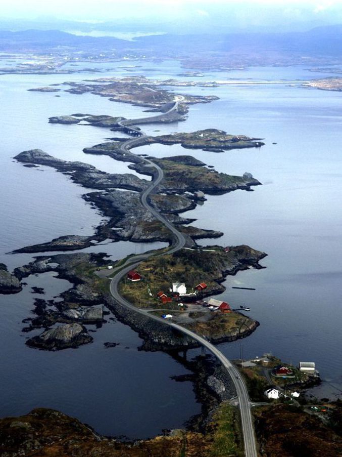 Construite en Norvège, elle passe sur plusieurs petites îles et récifs et emprunte, reliés par huit ponts, plusieurs chaussées et viaducs.