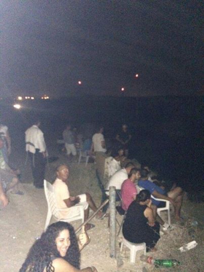 Voilà ce qu'il se passe à Gaza en ce moment : des colons israéliens viennent admirer en famille ou entre amis les bombardements à Gaza depuis les hauts de Sdérot, à la frontière avec la Palestine... et ils applaudissent à chaque fois qu'ils entendent une détonation. Des images similaires ont été diffusées sur la TV française (notamment France TV) il y a quelques jours.
Les bombardements israéliens interviennent après des jets de pierres et des tirs de rockets vers Israël. Il y a quelques jours, la tension était encore montée d'un cran suite à l'assassinat d'un jeune palestinien brulé vif par des fondamentalistes juifs... qui eux mêmes voulaient venger l'enlèvement et l'assassinat de trois jeunes adolescents israéliens. Pourtant, des messages d'apaisement de la part des familles concernées avaient eu lieu.