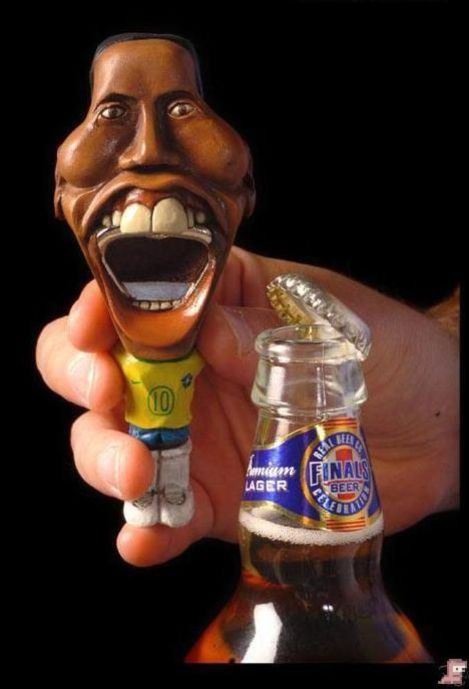 Ouvrez votre bouteille avec les chicots de Ronaldinho.