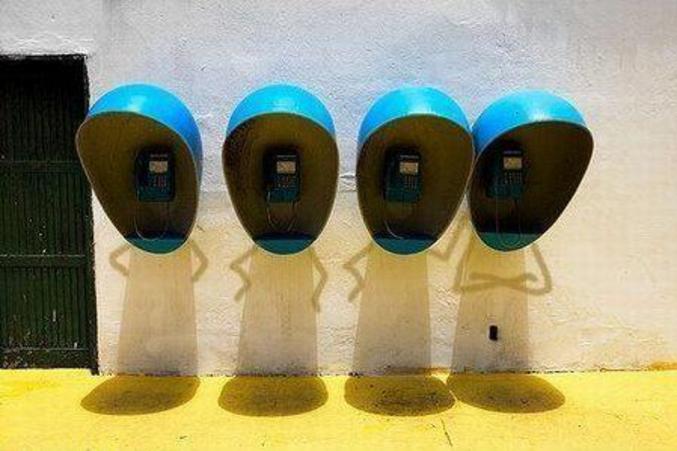 Des cabines téléphoniques tagguées pour ressembler à des gens