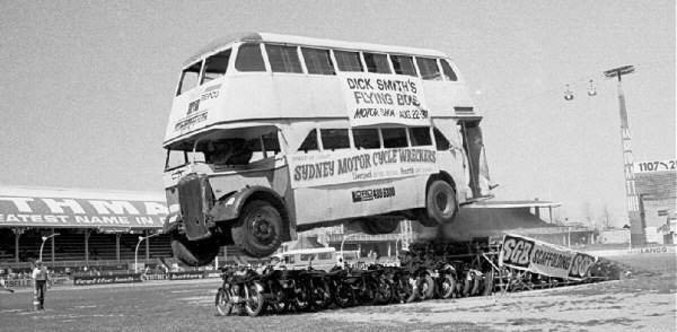 Un bus qui saute au-dessus de plusieurs motos grâce à un tremplin.
