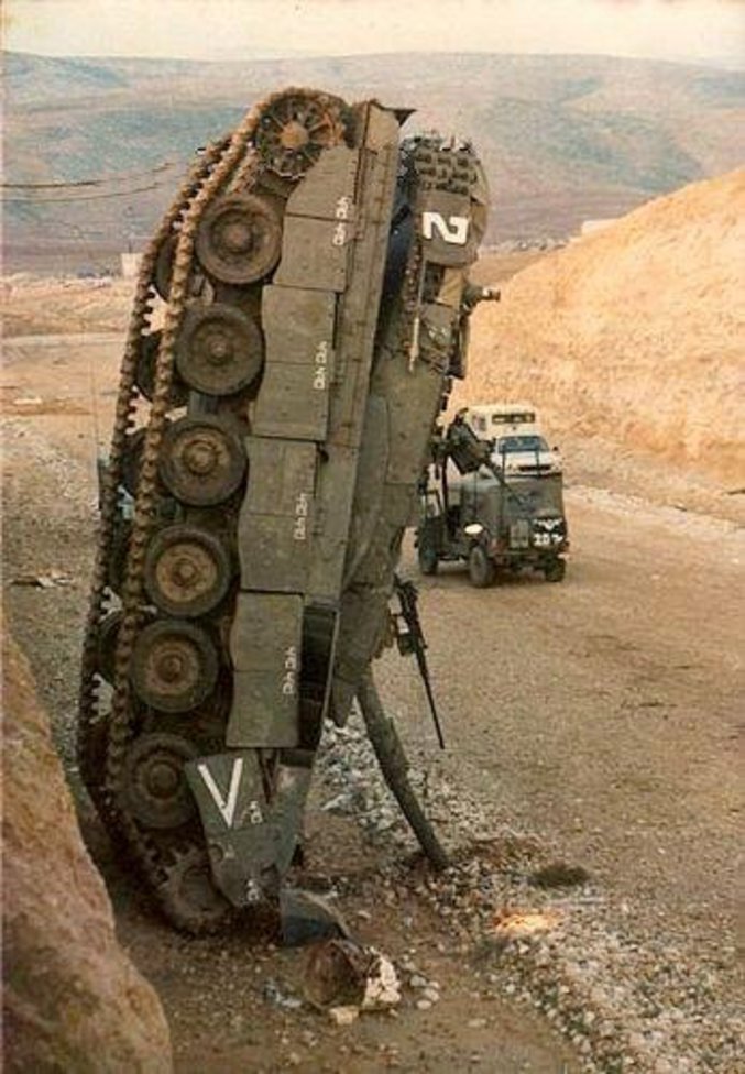 Le conducteur de ce tank n'a pas vu le dénivelé