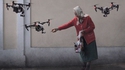 Une gentille mamie donne à manger à une nouvelle race de pigeons