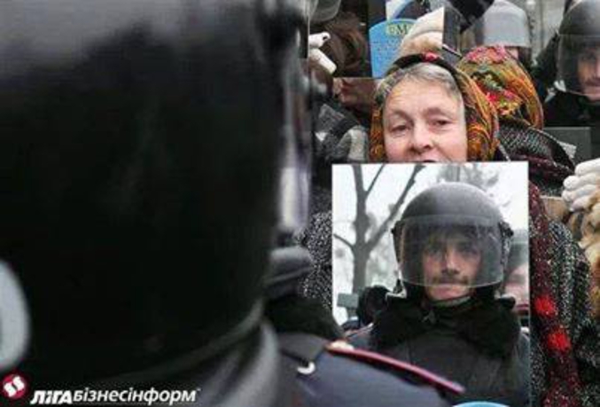 En Ukraine, les manifestants contre le gouvernement et les ordres ultra-violents auxquels est soumise la police ont recourt à un nouveau type de banderoles: les miroirs culpabilisants.