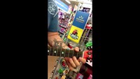 Vous ne devinerez jamais ce que ces deux types font avec une guitare de chez Walmart...