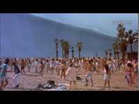 Un homme se fait baisser son short dans le film Abyss 