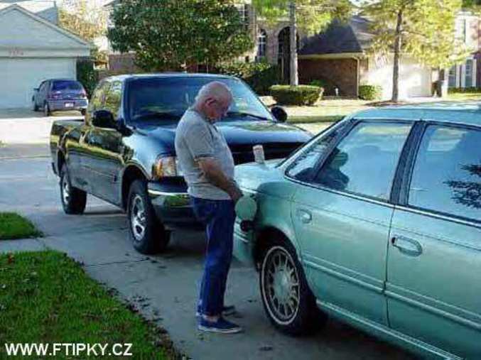 Un homme fait le plein.