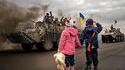 Photo de propagande : des enfants ukrainiens saluent leurs tanks