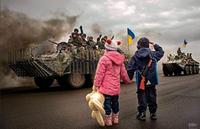 Photo de propagande : des enfants ukrainiens saluent leurs tanks