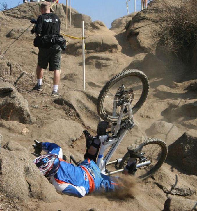 Un cycliste qui mange de la terre. Une photo prise au bon moment.