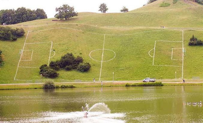 Un terrain de football qui a été tracé dans une pente.