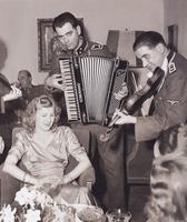 Musiciens donnant la sérénade à Eva Braun