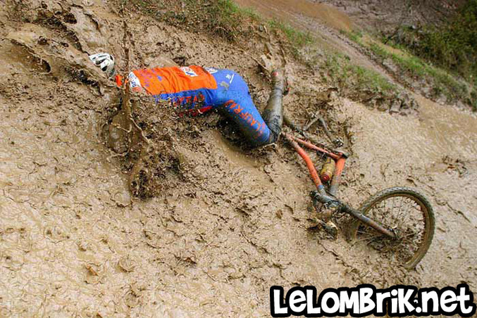Une chute en vélo dans la boue.