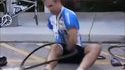 Changer un pneu sans les mains