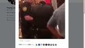 Des policiers arrêtent un homme noir